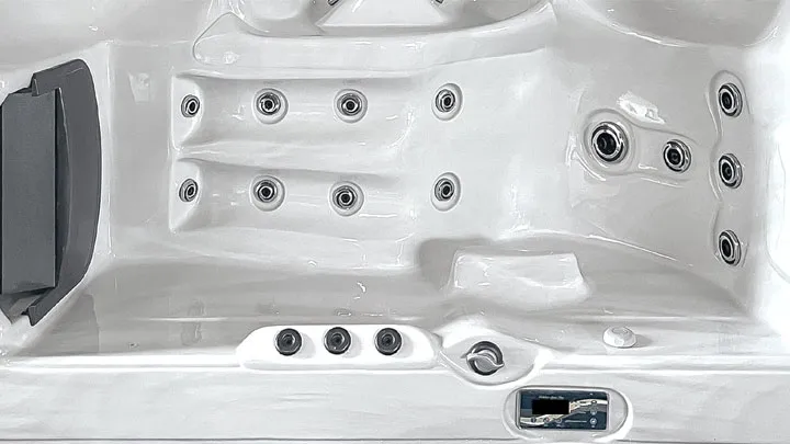 Malibu hot tub seats 6 by United Spas Mfg.
