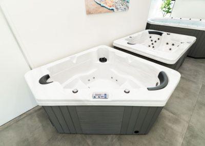 United Spas Mfg - Triangle hot tub spa
