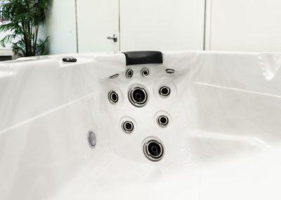 United Spas Mfg - Triangle hot tub spa