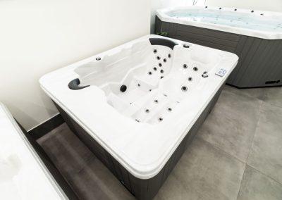 United Spas Mfg LLC - Dolphin Hot Tub Spa